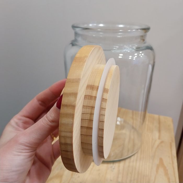 Frasco de vidro com tampa em madeira