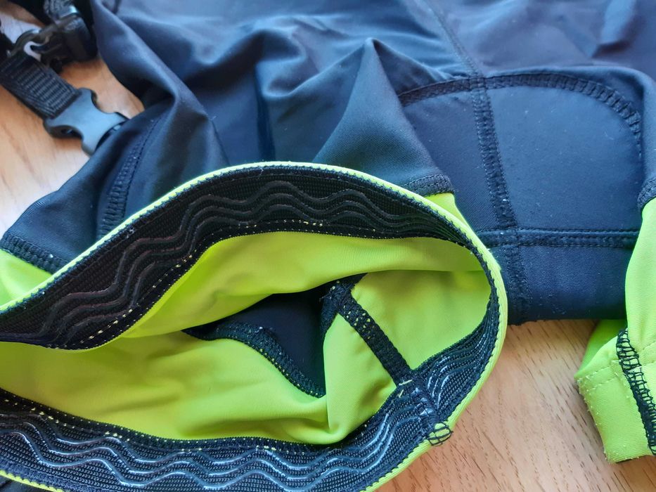 Conjunto de bicicleta criança - capacete, calções e luvas