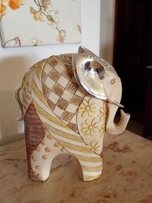 Various decorative items509443906607534080