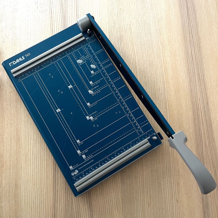Dahle 560 Gilotyna do Papieru A4, 25 Arkuszy, Długość Cięcia 340 mm