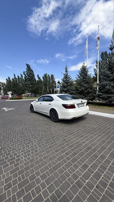 Lexus ls 600 hl в очень хорошем состоянии весь в родной краске!