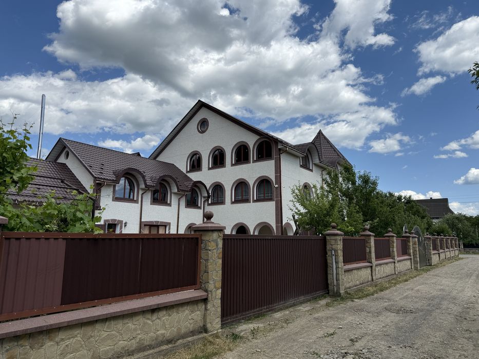 Продається будинок з неймовірним краєвидом, з комерцією,можливий обмін