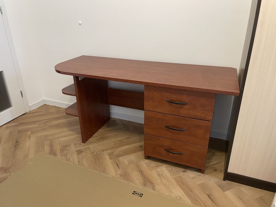 Biurko 155x60 3 szuflady, 2 półki