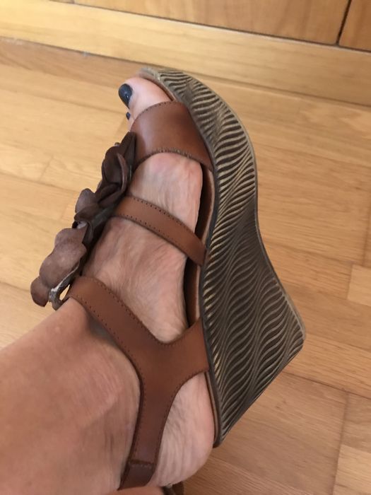 Sandálias camel marca Tapadas