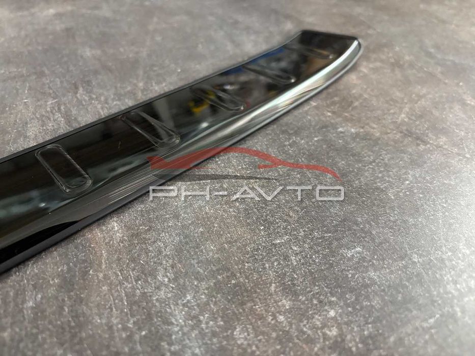 Накладка на задній бампер Toyota Camry 70 Premium із загином