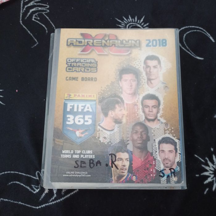 Karty piłkarskie razem z albumem