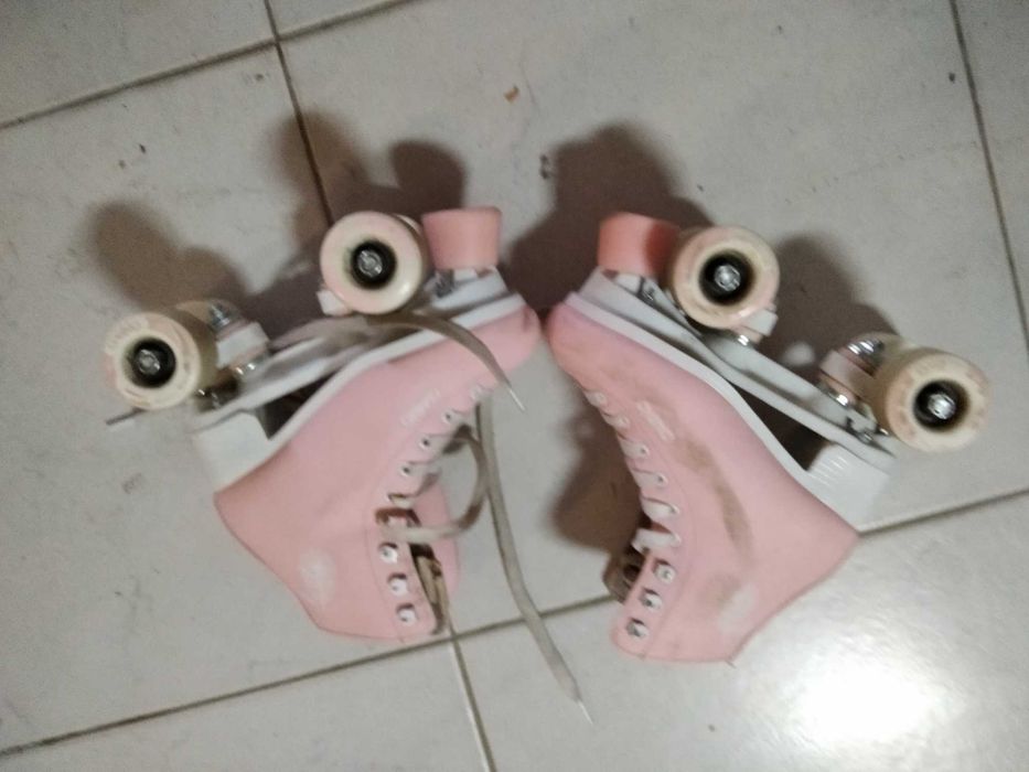 Vendo Patins de quatro rodas64740811663490123