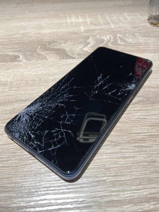 Продам телефон Infinix hot 40i 8/256 розбитий  але дає признаки