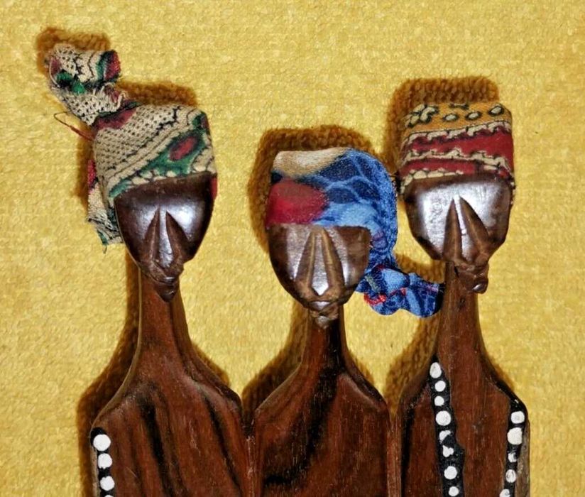 3 estatuetas de peça única, tribais africanas,  esculpidas em madeira