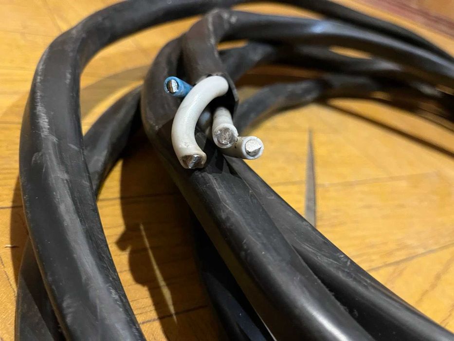 кабель  АВВГ  3х25+1х16. Куски  8,64  и 7,48 метра