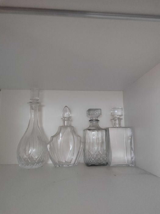 Sprzedam komplet 4 karafek – nowe, nieużywane