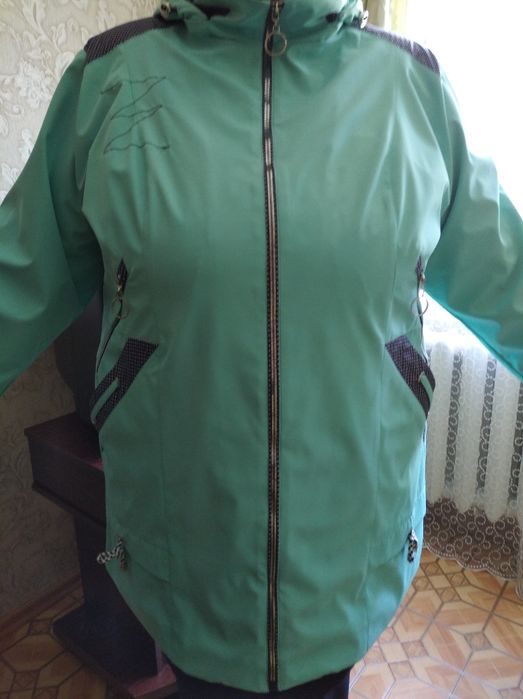 Продам куртку женскую