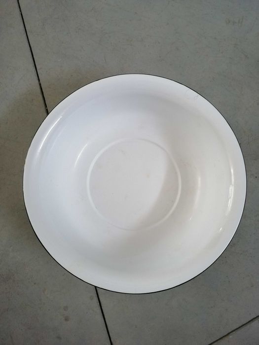 bacia branca de esmalte