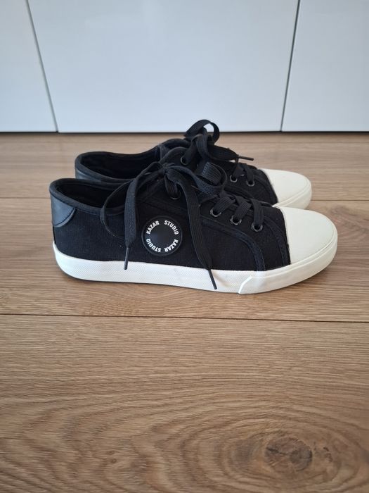 Czarno białe trampki Kazar 38