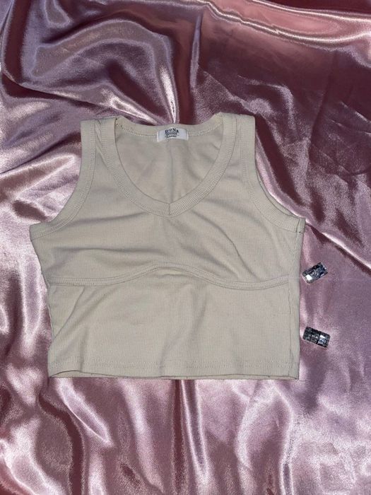 Топ бежевий підійде на розмір xs-s
