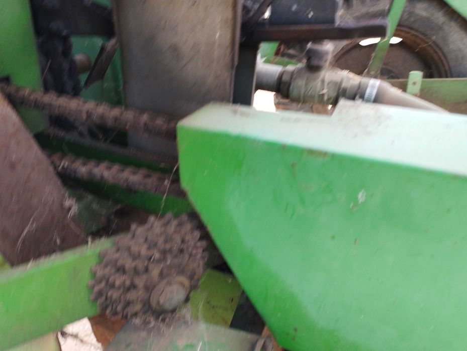 Plantador de pinças com sistema de rega