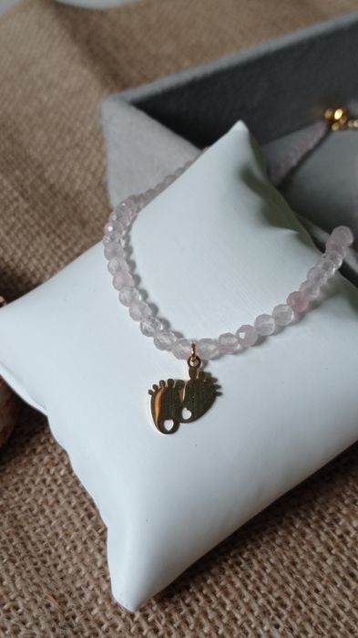 Naszyjnik dla młodej mamy, choker ze złotymi stópkami, prezent na chr