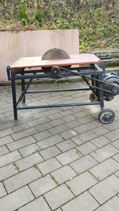 Piła stołowa z silnikiem