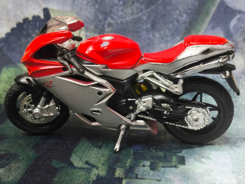 Игрушка мотоцикл MV AQUSTA F4 RR 2012 Bburago 1/18