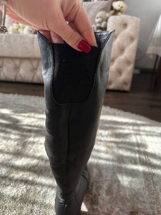 Продаються високі черевики