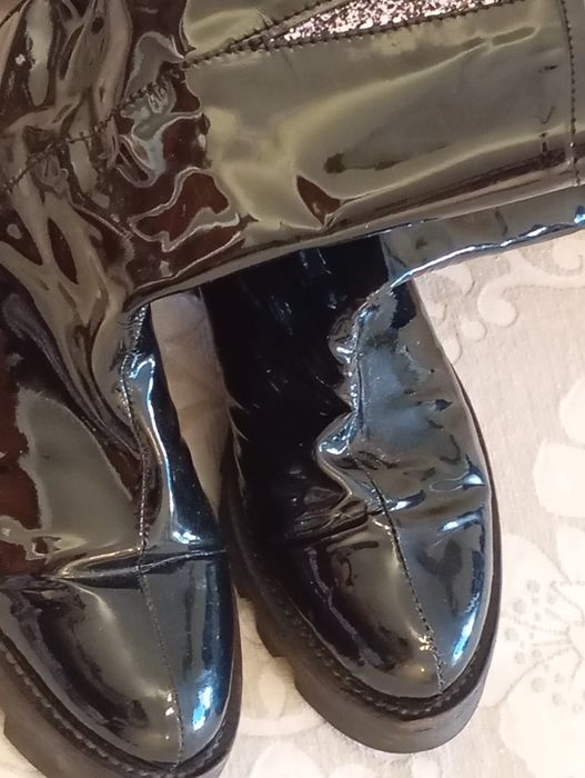 Botas em vinil e pele