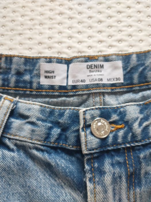 Krótkie jeansowe spodenki. Rozmiar 40. Bershka.