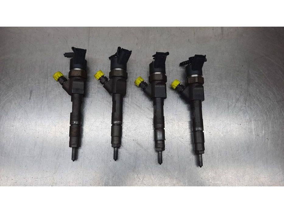 wtryskiwacze komplet 8200100272 renault volvo 1.9 dci