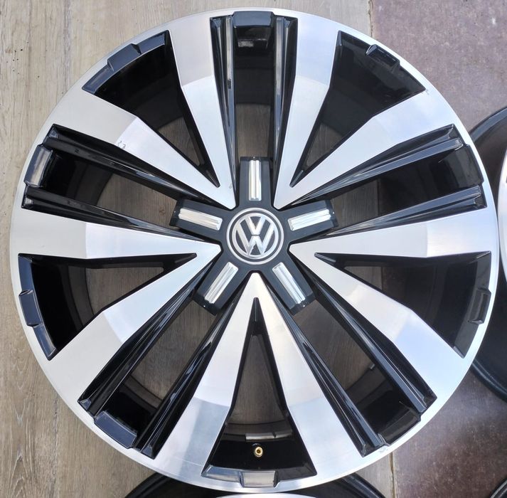 Felgi aluminiowe VW T5 T6 T7 Multivan Caravelle 8x20 ET43 5x120