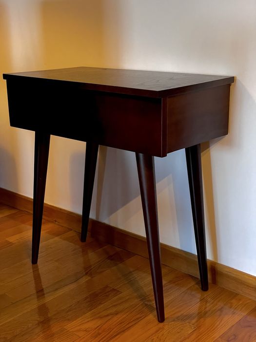 Mesa com tampo em madeira