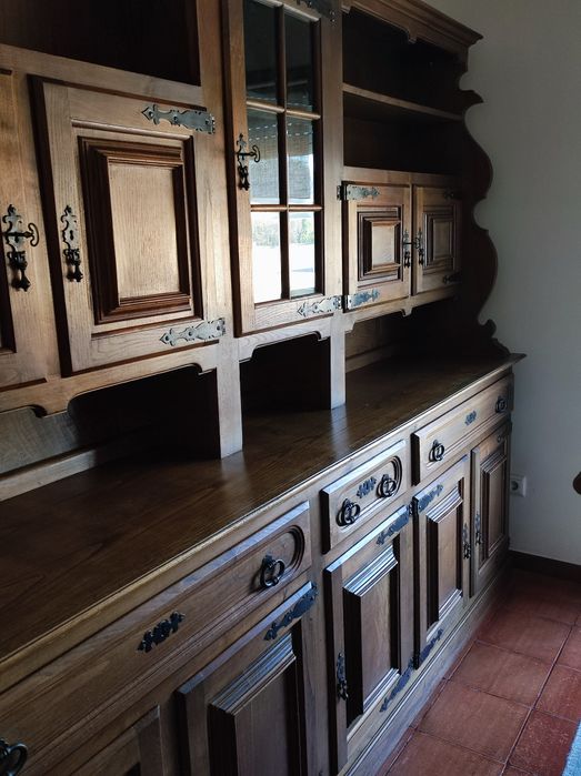 Conjunto mesa oval e armário em carvalho maciço