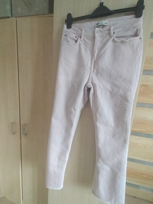 Gumowane jeansy marki Zara rozmiar 38 stan bardzo dobry.