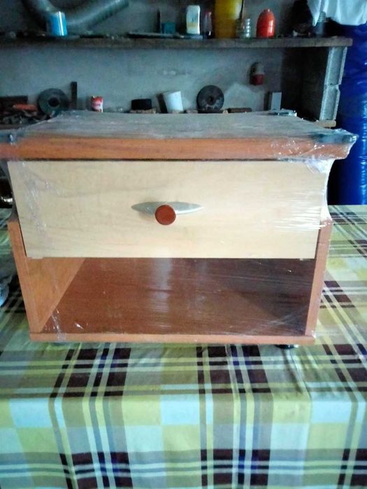 Mesinha cabeceira e uma estante quarto de crianca