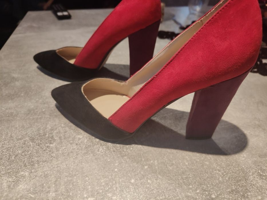 Buty na słupku trzy kolorowe