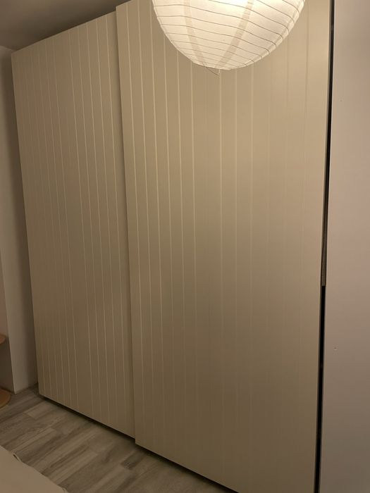 Szafa duża z drzwiami przesuwnymi ikea pax ryflowane drzwi kremowa