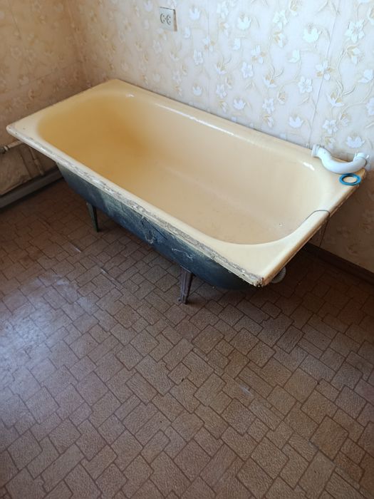 Ванна стальна 150:70см на ніжках.