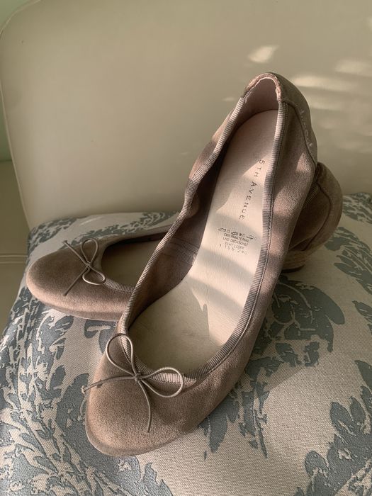 Buty damskie na koturnie.