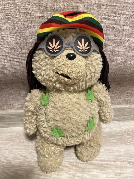 плюшевый мишка Тед в костюме в стиле раста из фильма третий лишний