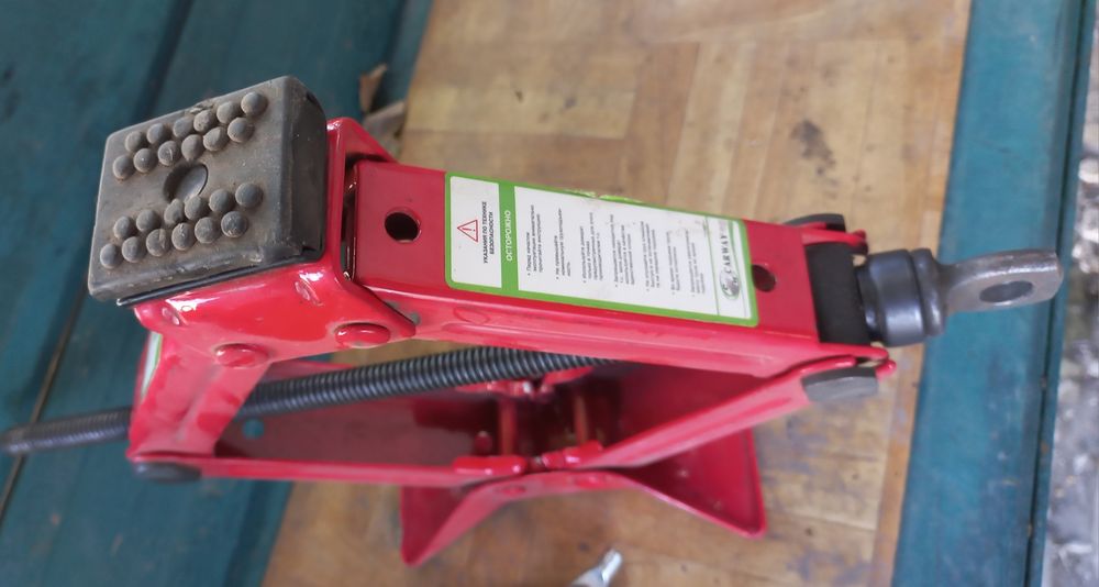 Домкрати  механічні 1,5 тони і для ваз жигулі