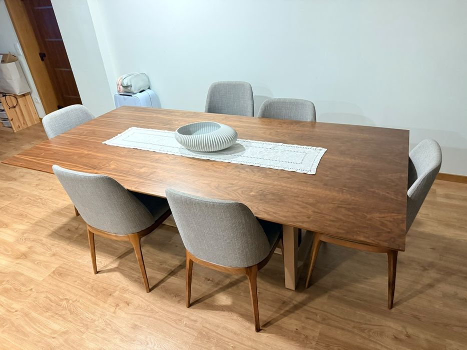 Mesa de jantar em nogueira maciça – 240 × 120 cm