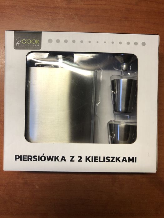 piersiówka z dwoma kieliszkami