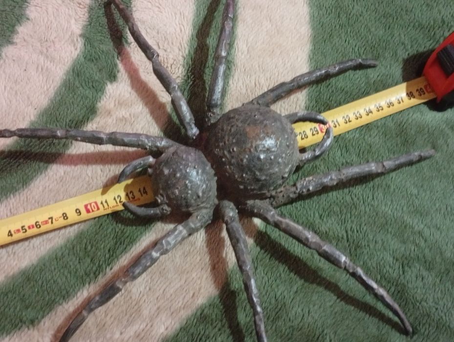 Металлический паук  для интерьера.