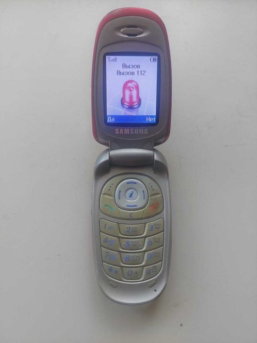 Мобільний телефон Samsung кнопочний.