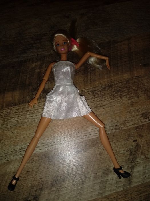 Zestaw. Lalka babie ze skuterem i kaskiem.