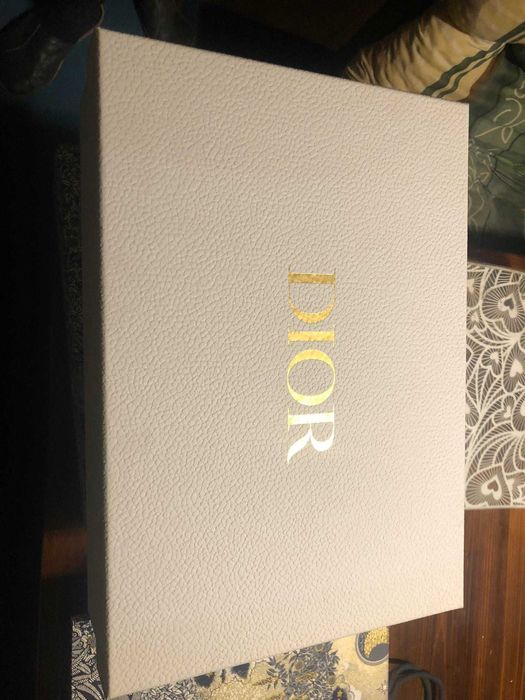 Karton Dior ze słotym logiem