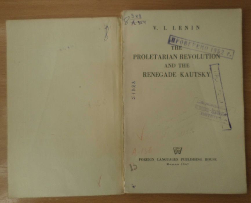 Книга В. И. Ленин-V. I. Lenin на английском языке. 1947 год.