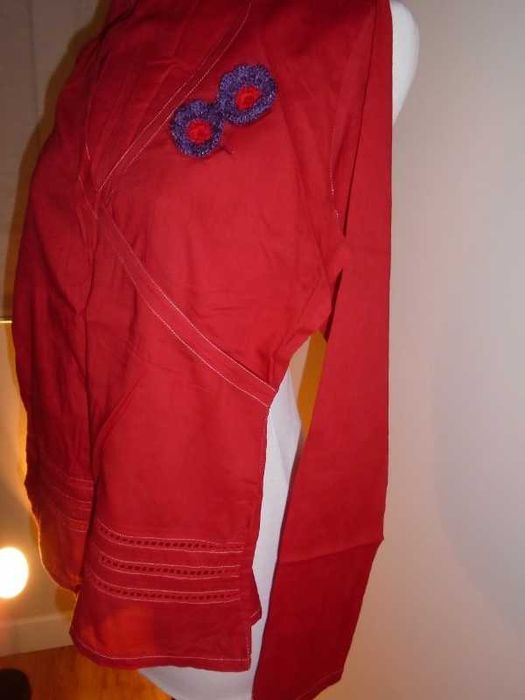 Blusa vermelho vivo, com aplique flores