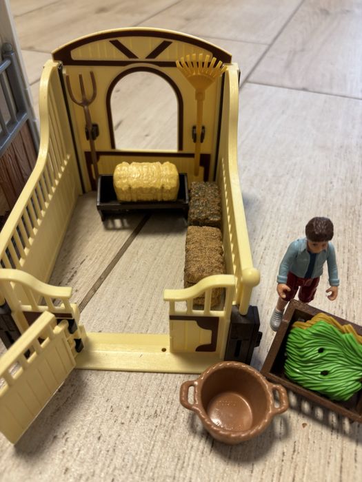 2 boxy dla koni (schleich i playmobil) + akcesoria