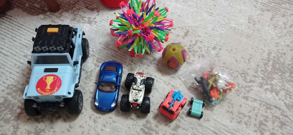 Машинки іграшки для хлопчиків.