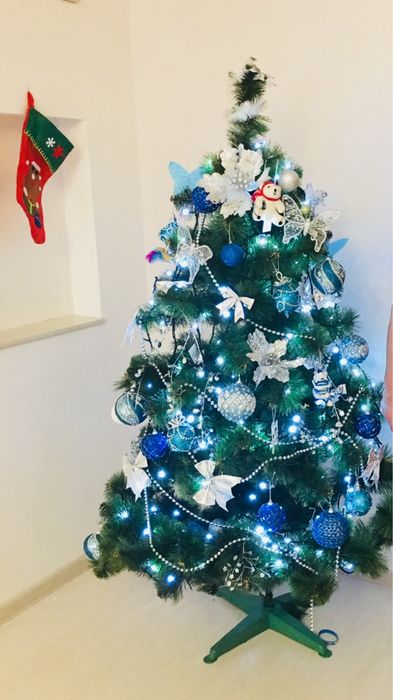 Продам ялинку штучну з підставкою.