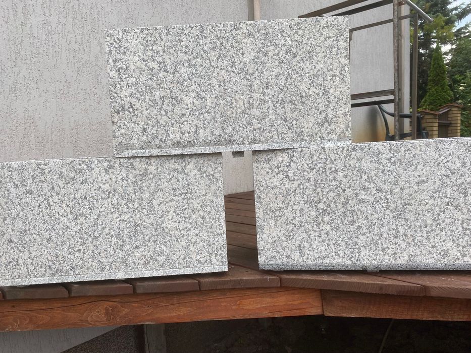 Donica ogrodowa / granitowa/kamienna